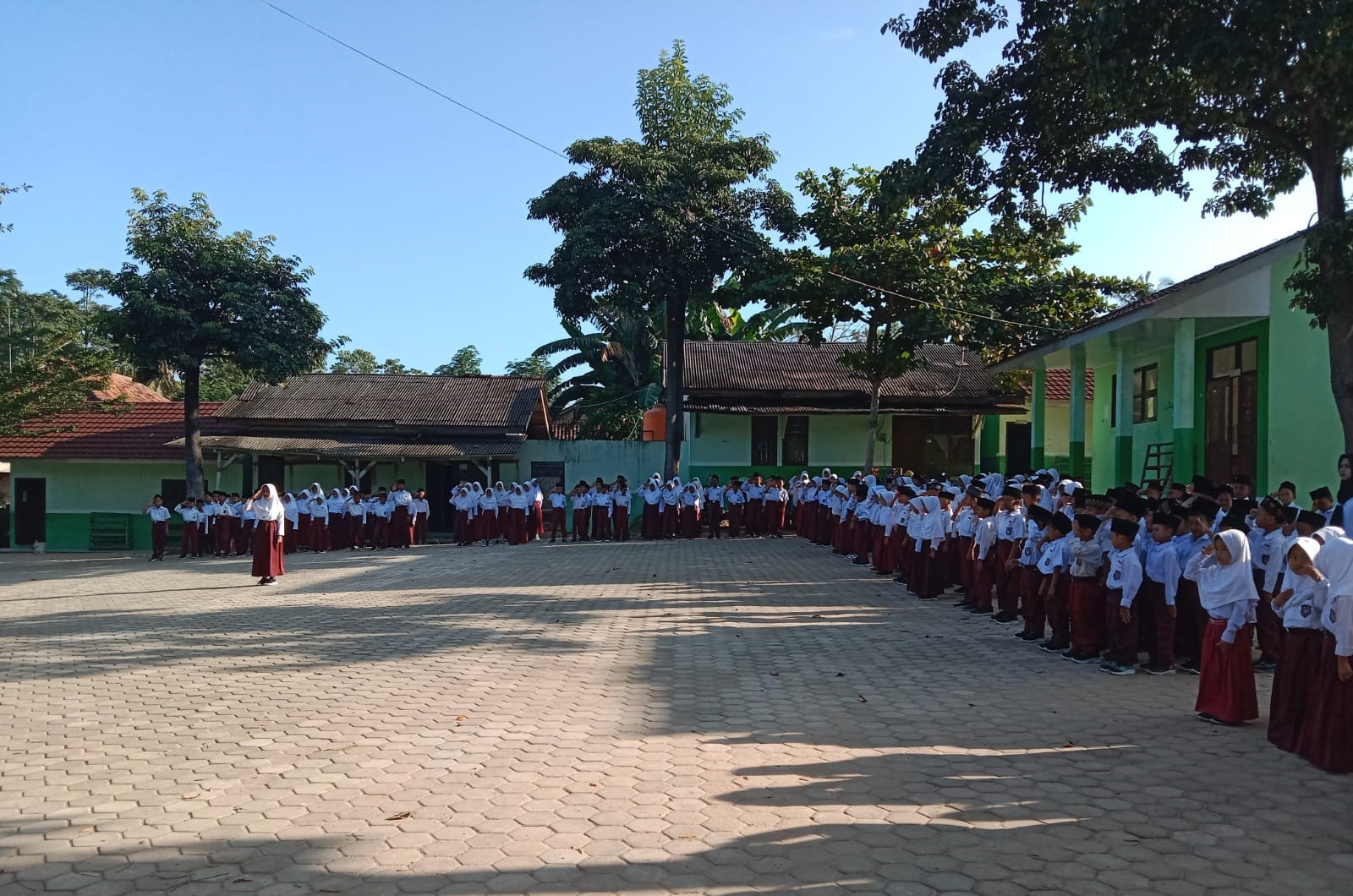 Upacara Bendera Pertama Pascalibur: Momentum Menanamkan Disiplin dan Semangat Belajar