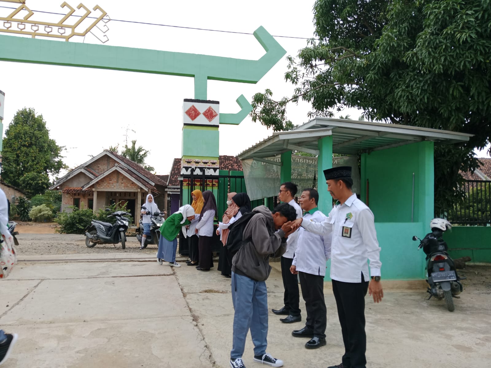 Penyambutan Siswa Sebagai Bentuk Pendidikan Karakter di Lingkungan Madrasah: Tinjauan Praktik di MAN 1 Way Kanan