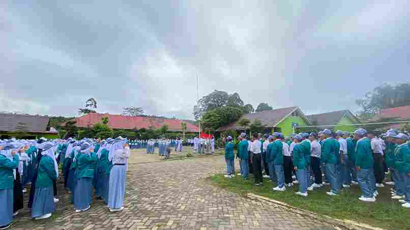 MAN 1 Lampung Barat Gelar Upacara Senin dan Sosialisasi Etika Berlalu Lintas: Edukasi Disiplin dan Keselamatan di Jalan Raya