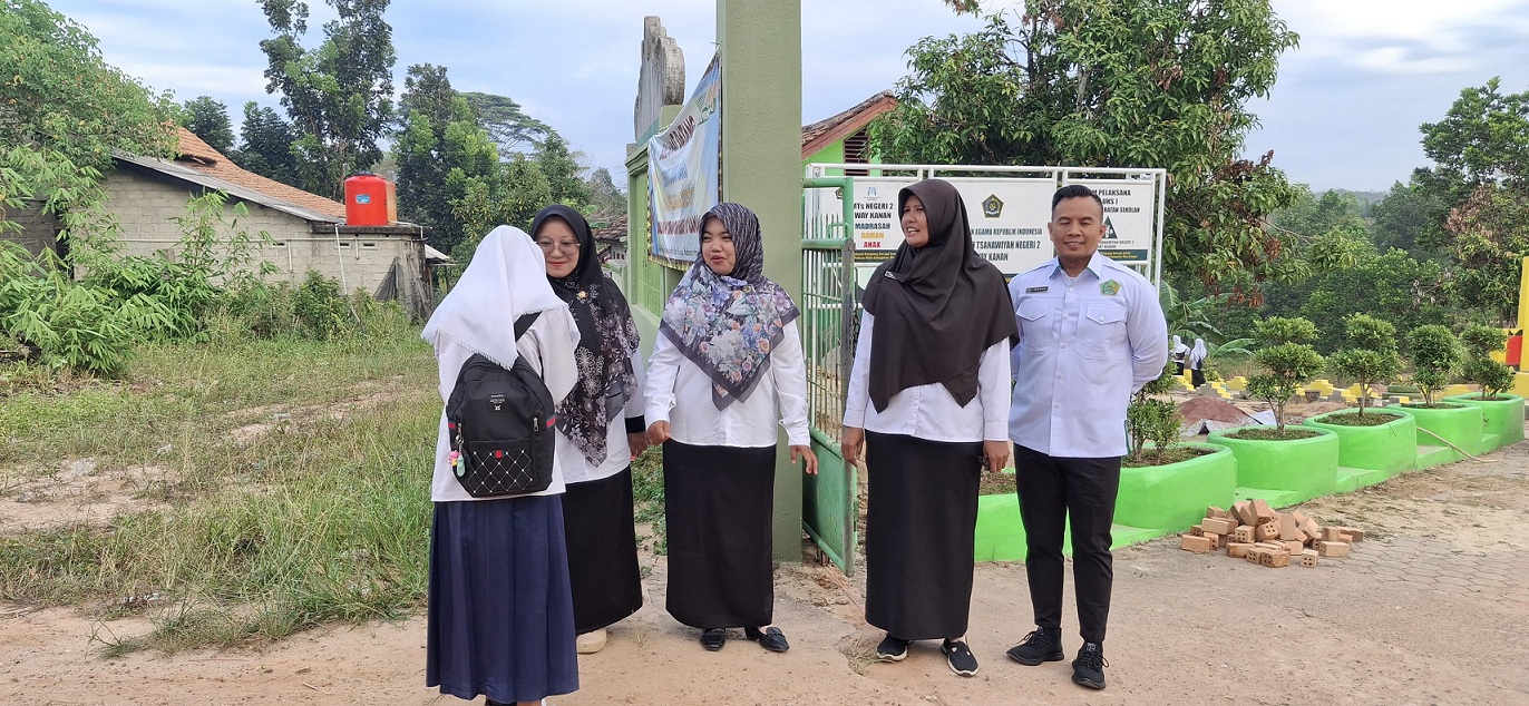 Kepala Madrasah dan Guru Sambut Siswa dengan Jabat Tangan, Bentuk Pembiasaan Karakter di MTsN 2 Way Kanan