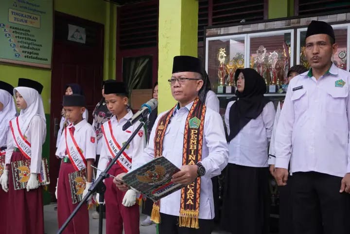 Hizbuddin Burmelli Jadi Pembina Upacara diawal Tahun Pelajaran Baru 2025-2026 : "Tingkat Disiplin Jalin Komunikasi Antar Guru dan Orang Tua Murid"