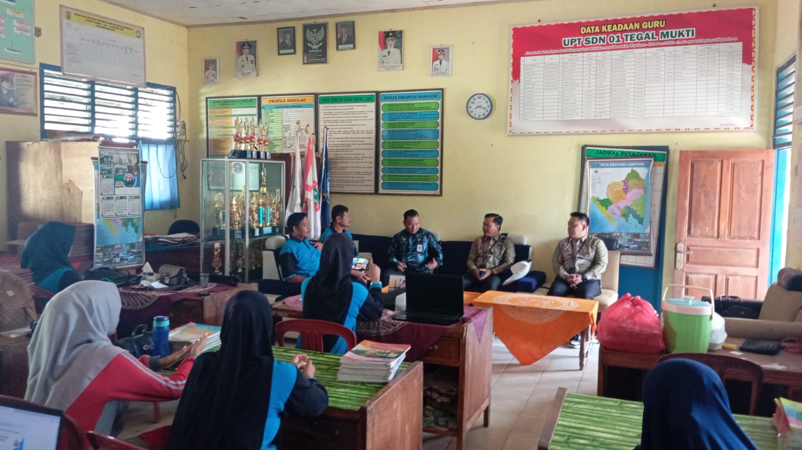 Kamad MTsN 2 Way Kanan Kunjungi SDN 01 Tegal Mukti, Serahkan Bingkisan Apresiasi