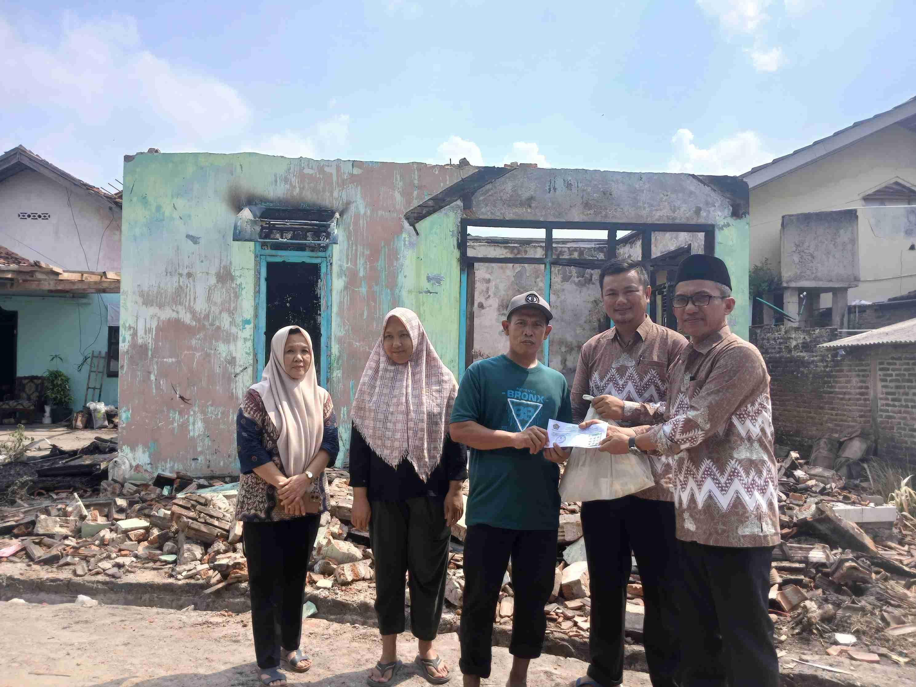 Wujud Kepedulian, Kemenag Pesawaran Bantu Korban Kebakaran di Desa Sukaraja