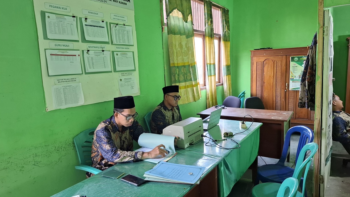 CPNS Penghulu dan Penghulu Ahli Pertama KUA Kecamatan Negeri Besar Laksanakan Pemeriksaan Dokumen Nikah Calon Pengantin