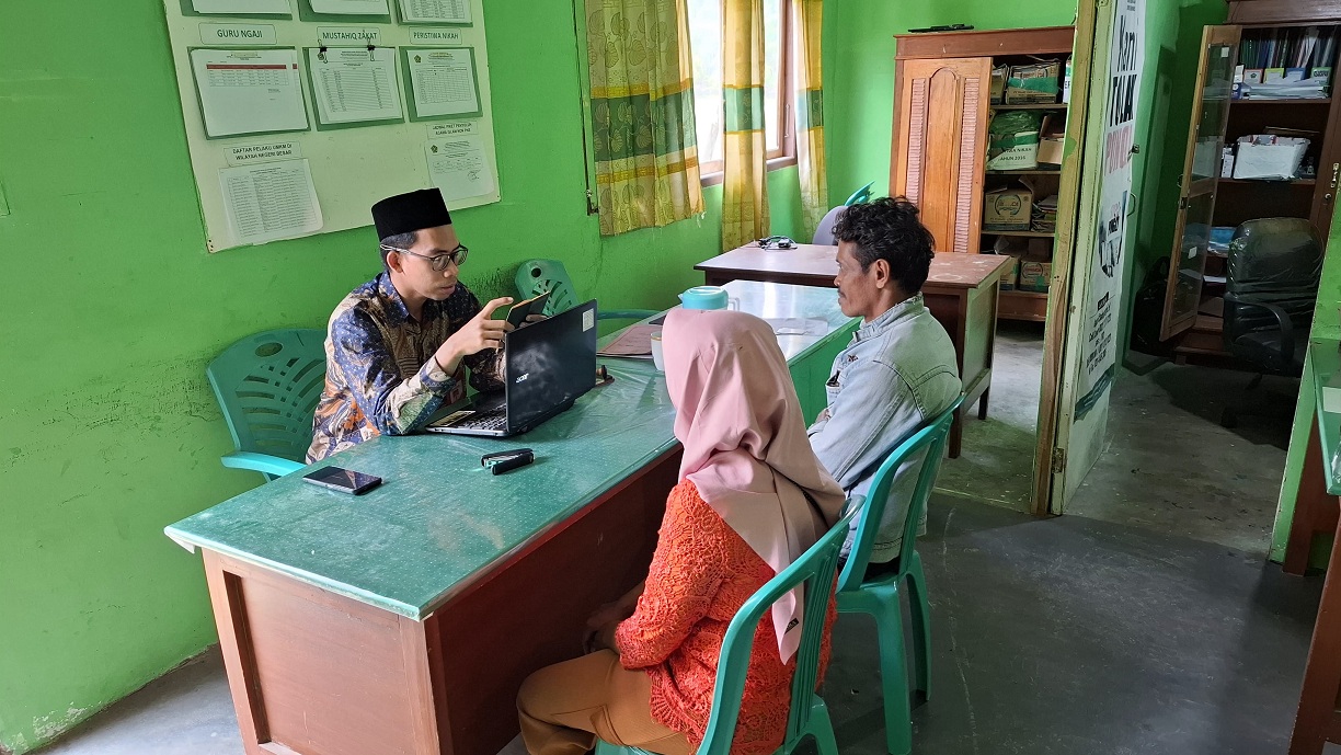 Masyarakat Konsultasikan Penyesuaian Data Pernikahan, Penghulu KUA Kecamatan Negeri Besar Siap Membantu