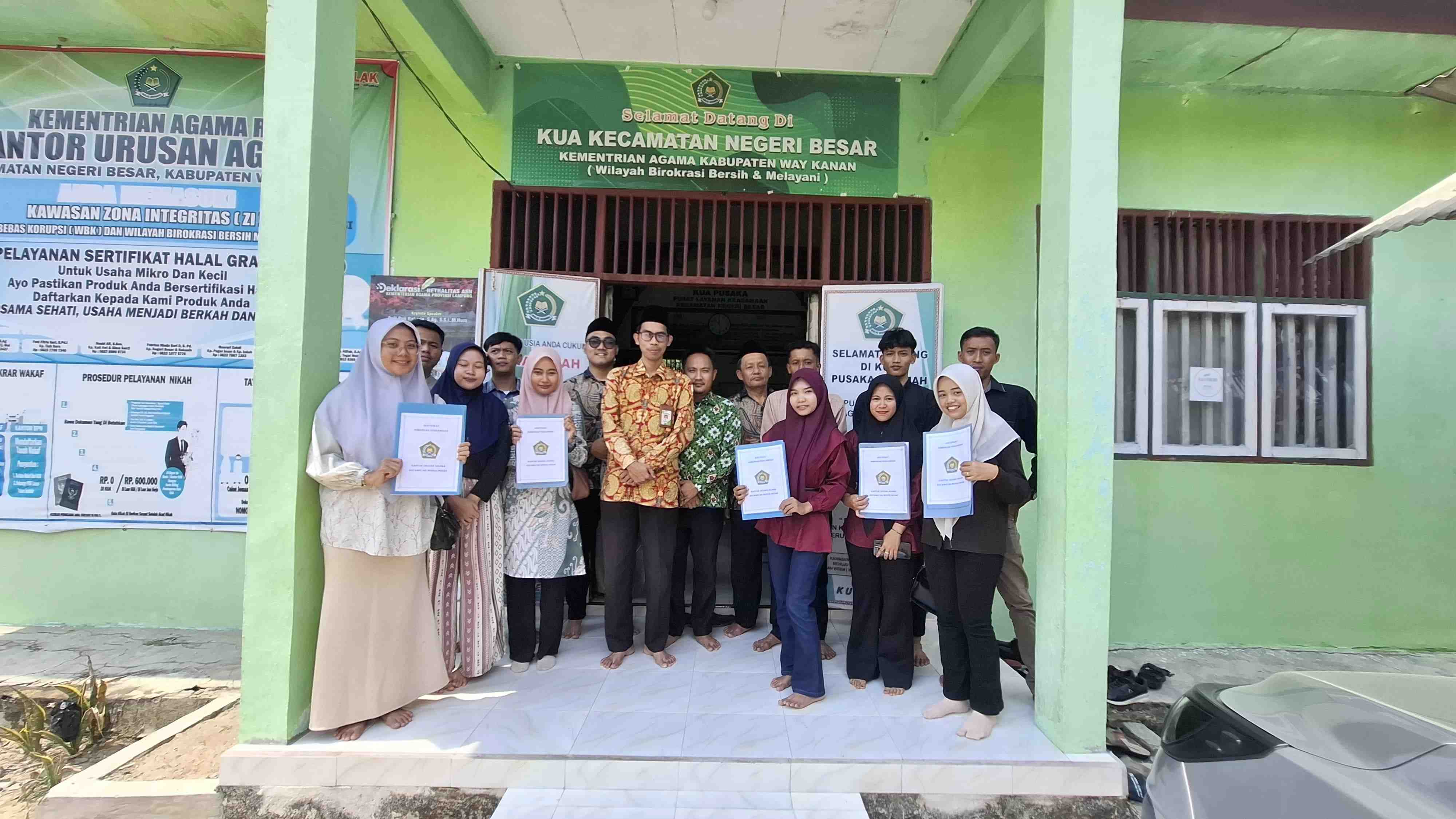 Wujud Pelayanan Profesional, KUA Kecamatan Negeri Besar Serahkan Sertifikat Bimwin ke Enam Pasangan Calon Pengantin