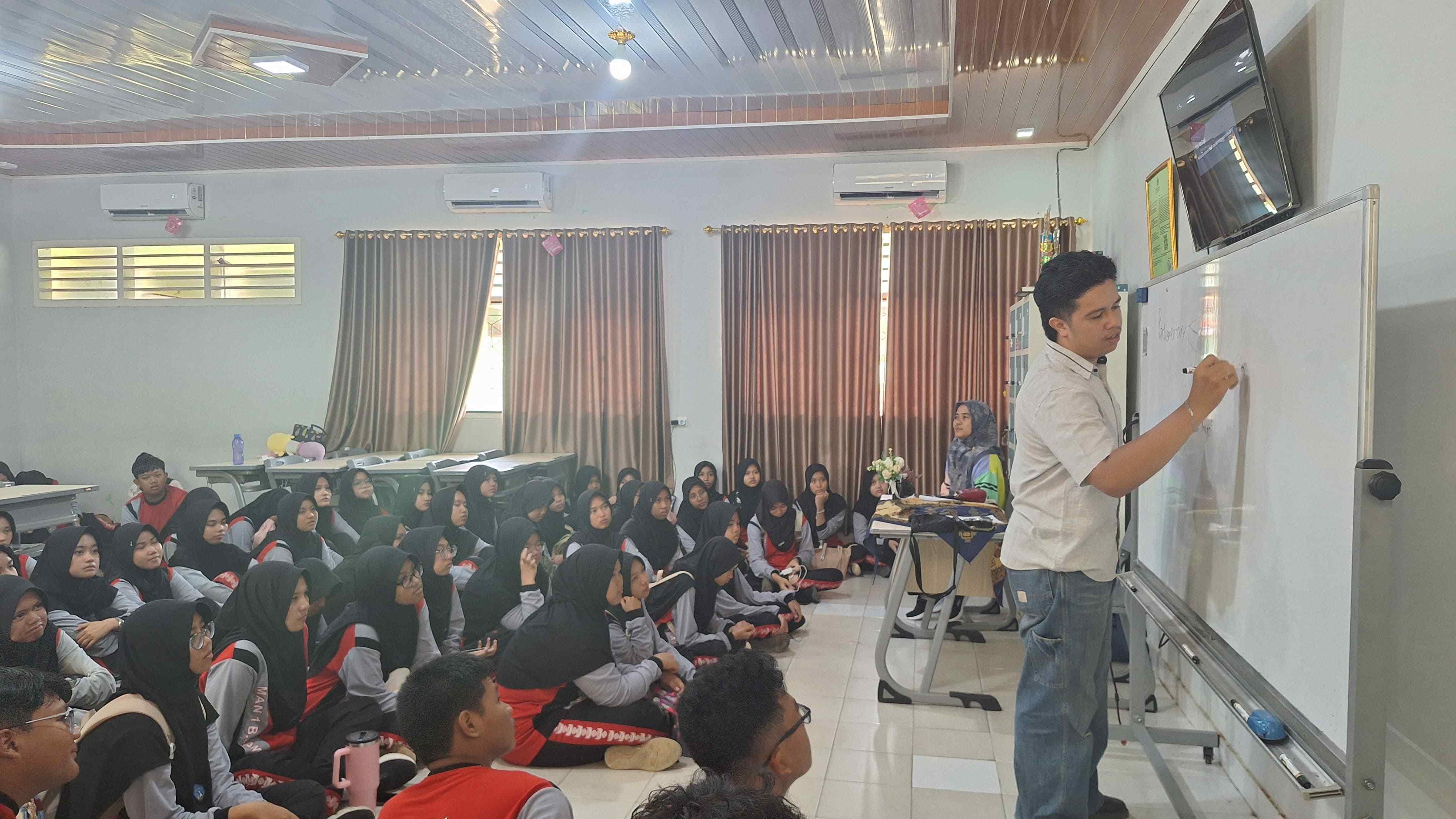 English Club MAN 1 Bandar Lampung Siapkan Siswa Lomba Debat Bahasa Inggris Regional hingga Internasional Melalui Tutorial Intensif