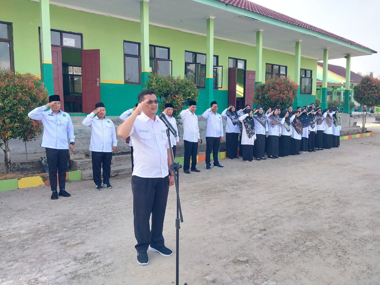 Sekdes Serupa Indah Ajak Siswa MTsN 2 Way Kanan Cinta Lingkungan dan Tertib Berlalu Lintas