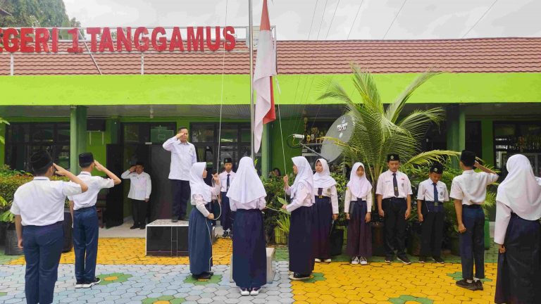 Upacara Bendera di MTsN 1 Tanggamus: Sukmaidi Tekankan Disiplin Tilawah dan Sikap Taat Kebijakan Madrasah