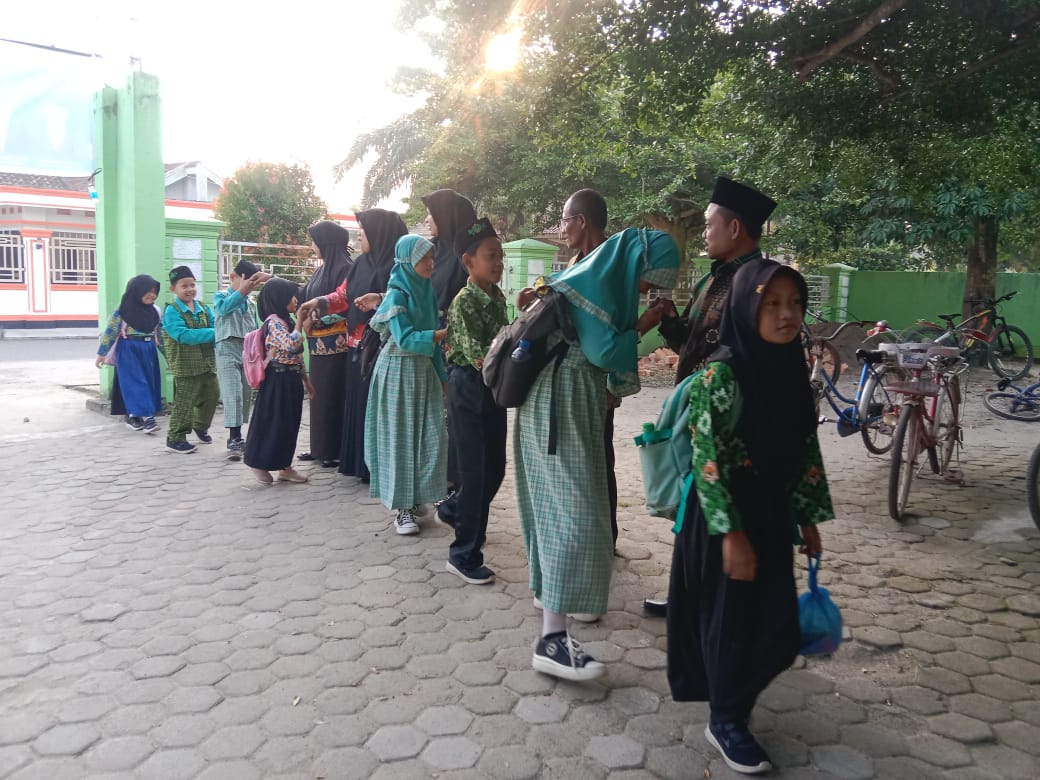 Penerapan Pendidikan Karakter melalui Penyambutan Siswa di Gerbang Madrasah pada MIN 4 Way Kanan