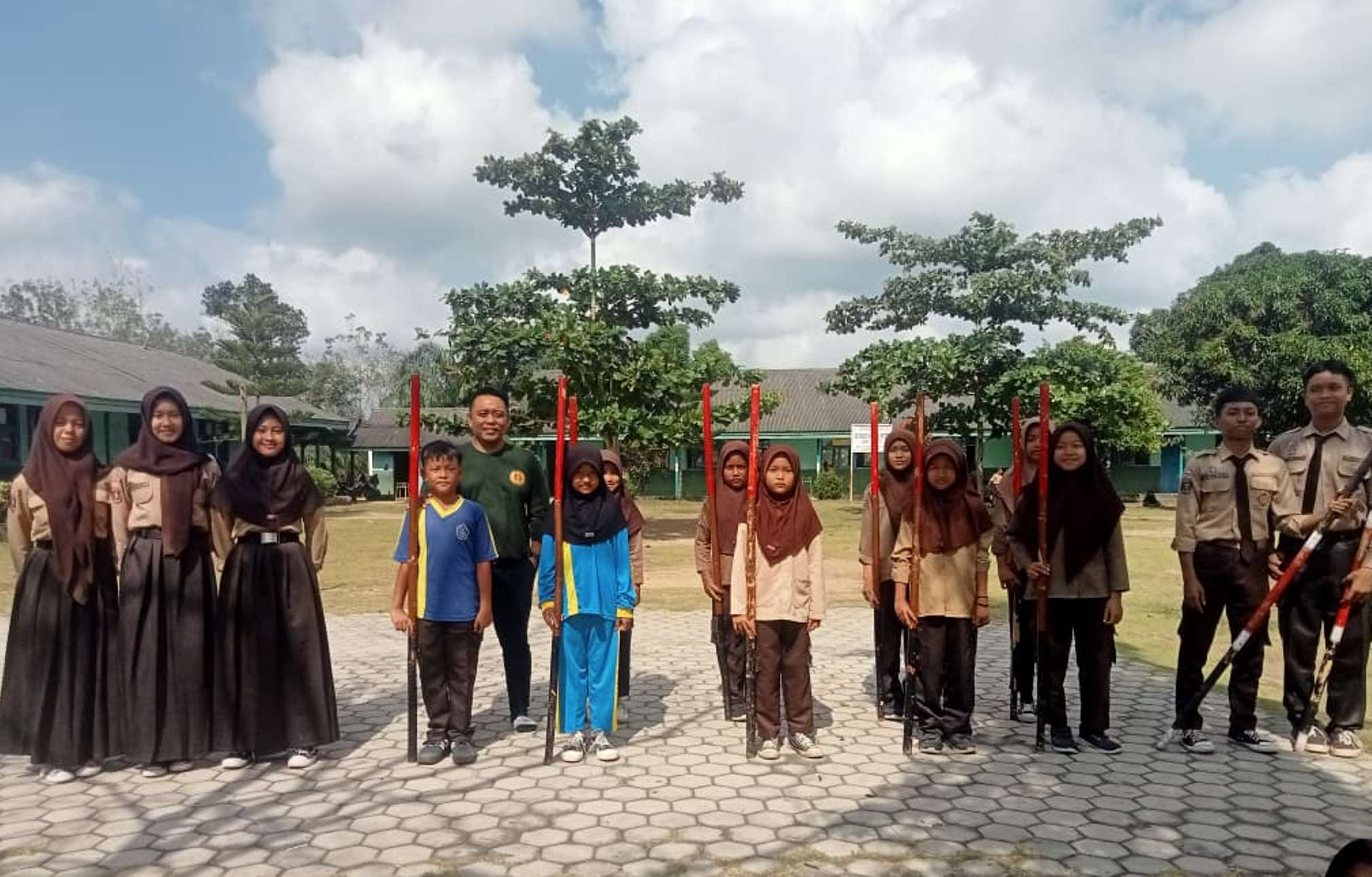Wujud Kolaborasi: Guru MTsN 2 Latih Pramuka di SDN 01 Tegal Mukti