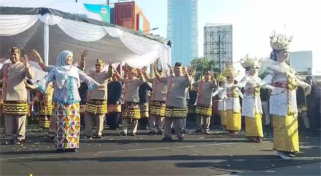 Kepala Kemenag Bandar Lampung, Makmur,  Ikut memeriahkan Pawai Budaya HUT ke-343 Kota Tapis Berseri