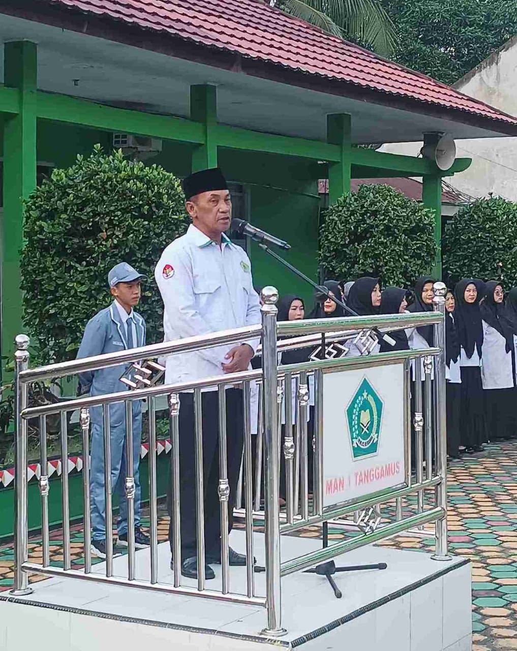 Selamat Riyadi : Tegas dan Menginspirasi! Pesan Disiplin dari Wakamad Kesiswaan MAN 1 Tanggamus