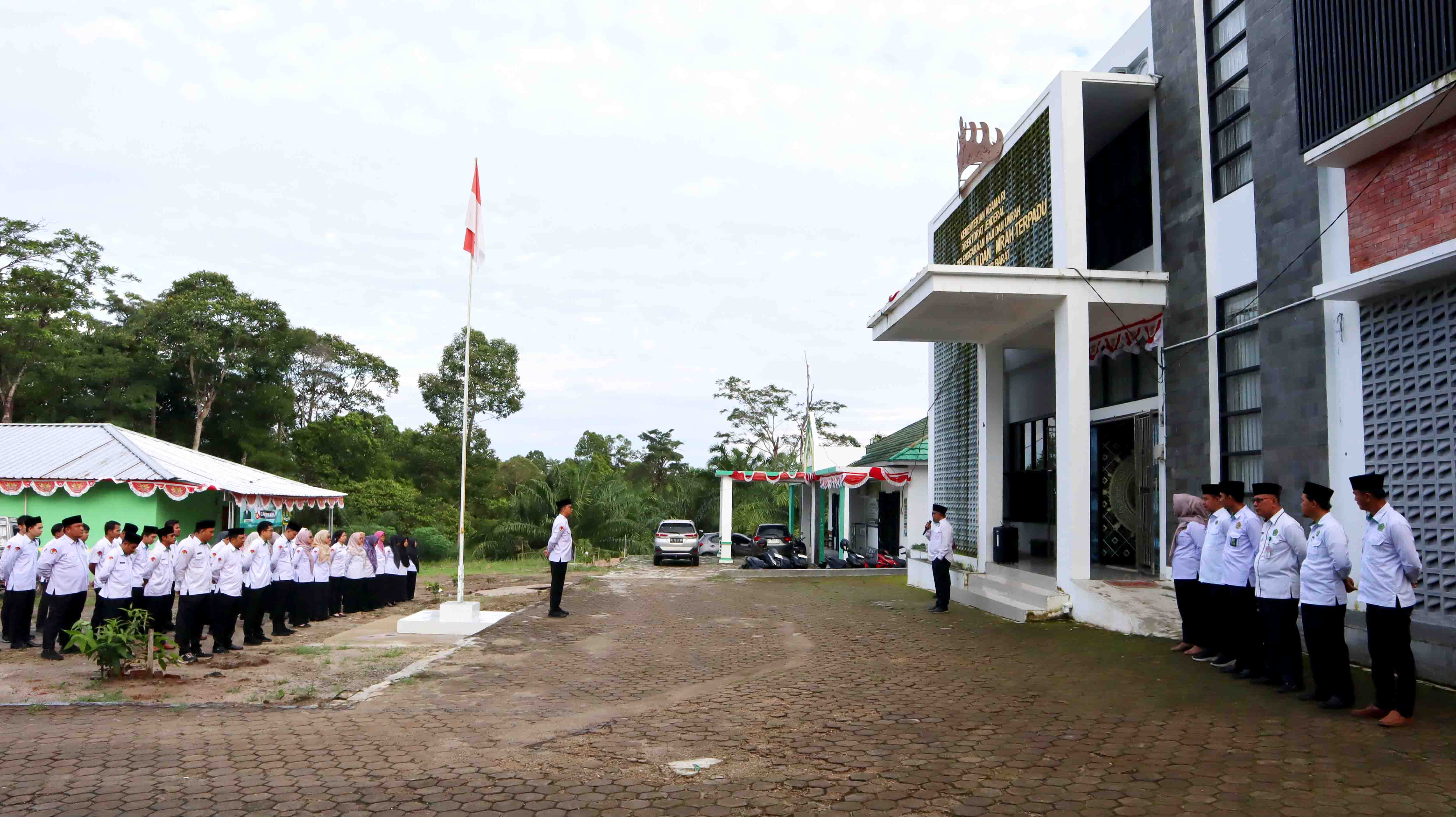 Apel Rutin Kemenag Pesisir Barat, Hikmat Tutasry Tekankan Perlunya Muhasabah Diri dan Bersiap Untuk HUT RI ke-80