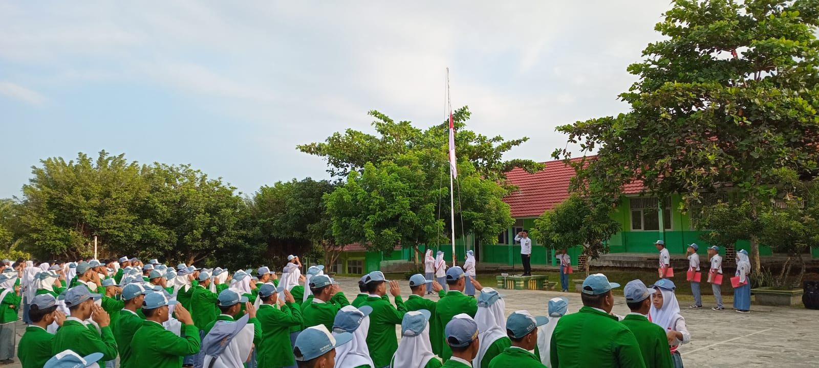 Kontribusi Wakil Kepala Bidang Kesiswaan dalam Menanamkan Nilai Tanggung Jawab melalui Upacara Bendera