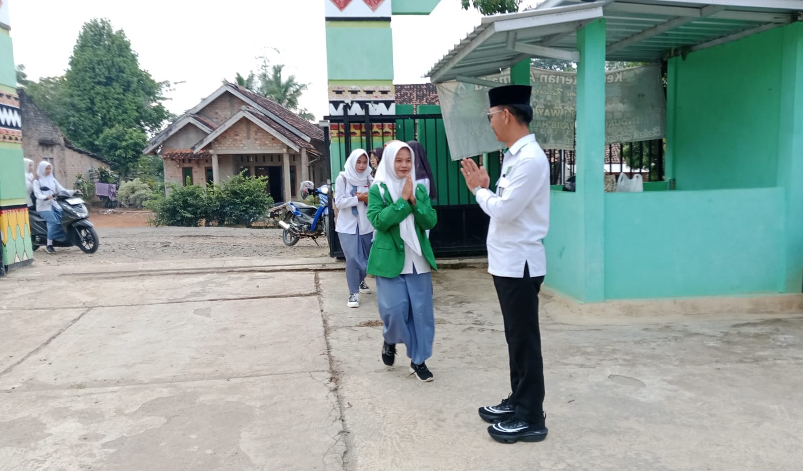 Membangun Iklim Sekolah yang Ramah melalui Pembiasaan Senyum Pagi : Efektivitas Kegiatan Sambut Siswa dalam Menumbuhkan Semangat Belajar Peserta Didik