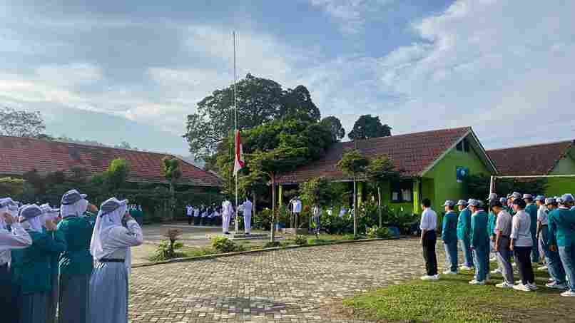 Upacara Bendera Rutin: Momentum Disiplin dan Apresiasi Prestasi Siswa Non Akademik