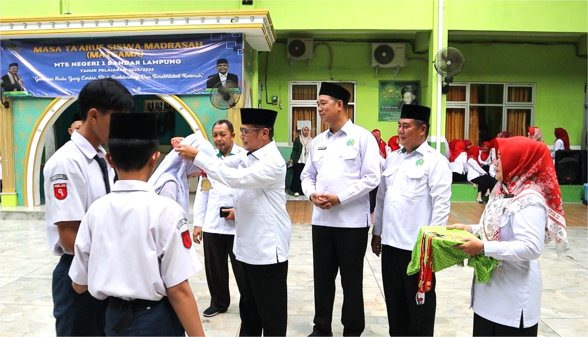 Makmur Sematkan Penghargaan untuk Siswa Berprestasi MTsN 1 Bandar Lampung Juara di Piala Menhan 2025