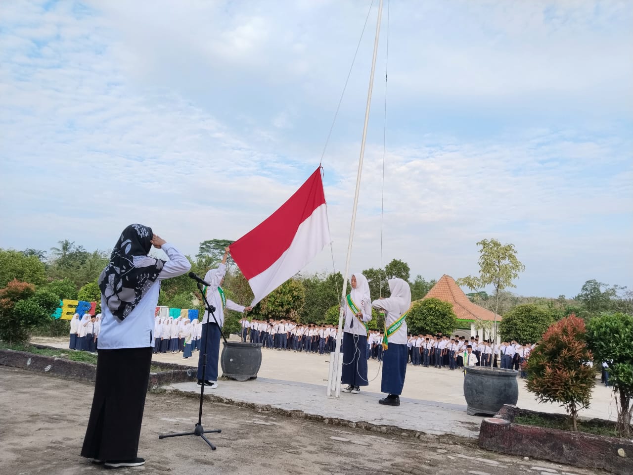 Upacara Pagi di MTsN 2 Way Kanan, Semangat Disiplin dan Lingkungan Bersih Digaungkan