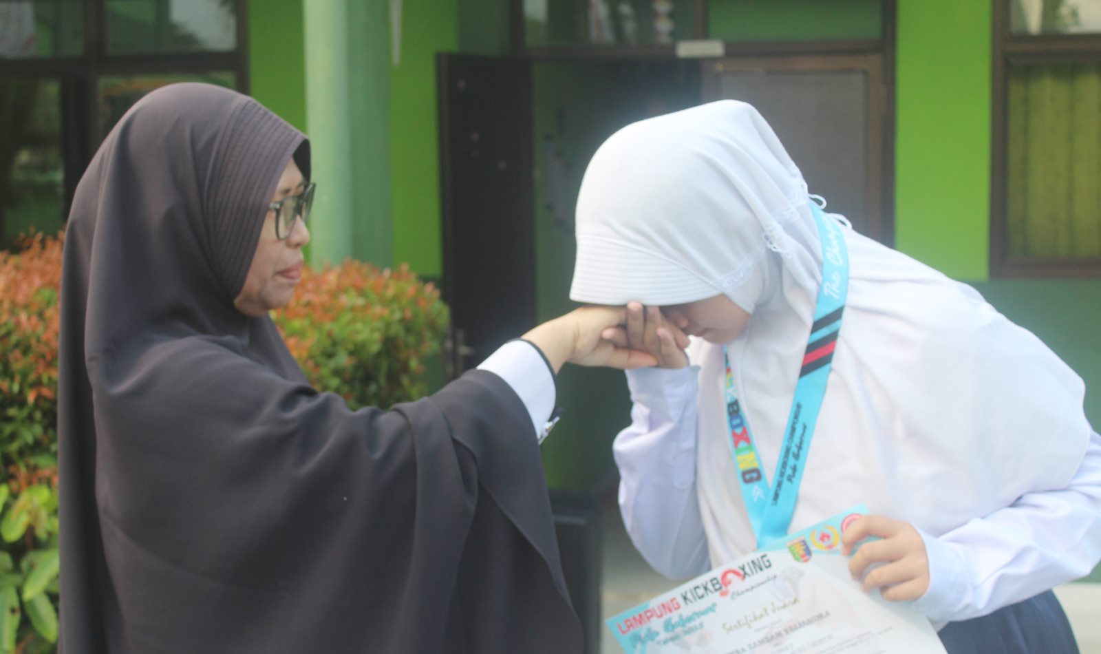 Zihra Zamzam Tampil Menginspirasi di Atas Ring: Siswi MTsN 1 Tanggamus Raih Prestasi di Kejuaraan Kickboxing Piala Gubernur Lampung!