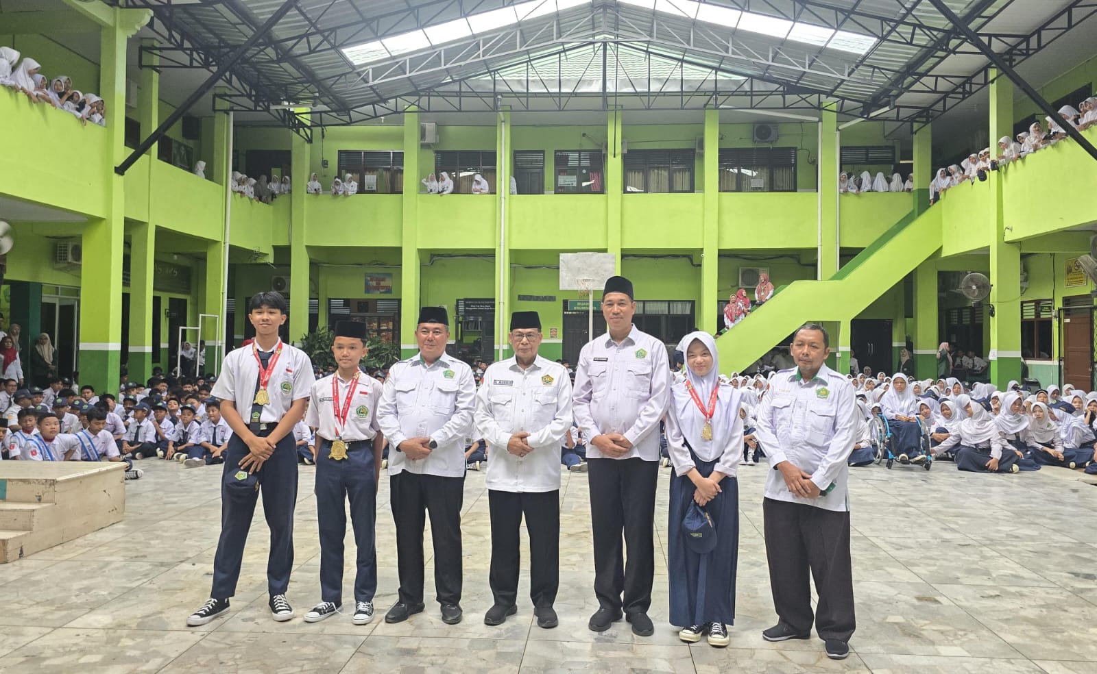 Tiga Siswa MTsN 1 Bandar Lampung Raih Prestasi di Kejuaraan Taekwondo Piala Menhan RI, Disematkan Medali Usai Upacara Bendera