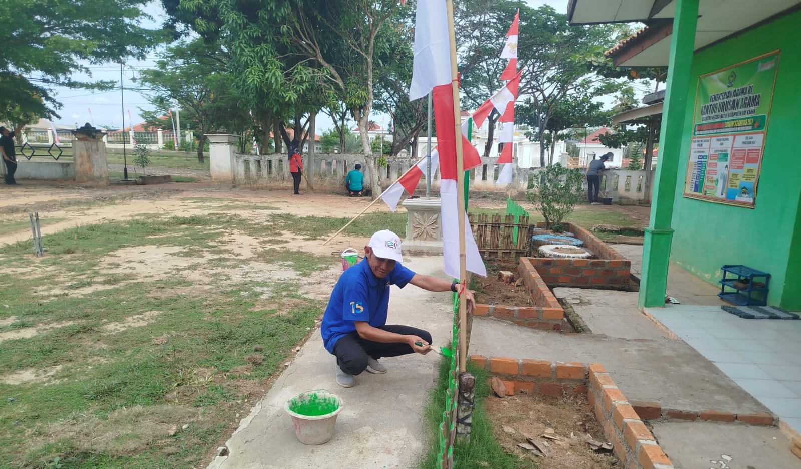 Bersih, Rapi, Siap Sambut Kemerdekaan: KUA Negara Batin Gelar Gotong Royong
