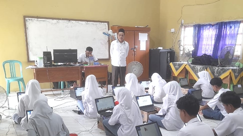 Pengawas Madrasah Kemenag Mesuji Tinjau Pelaksanaan Monev ANBK di MAN 1 Mesuji