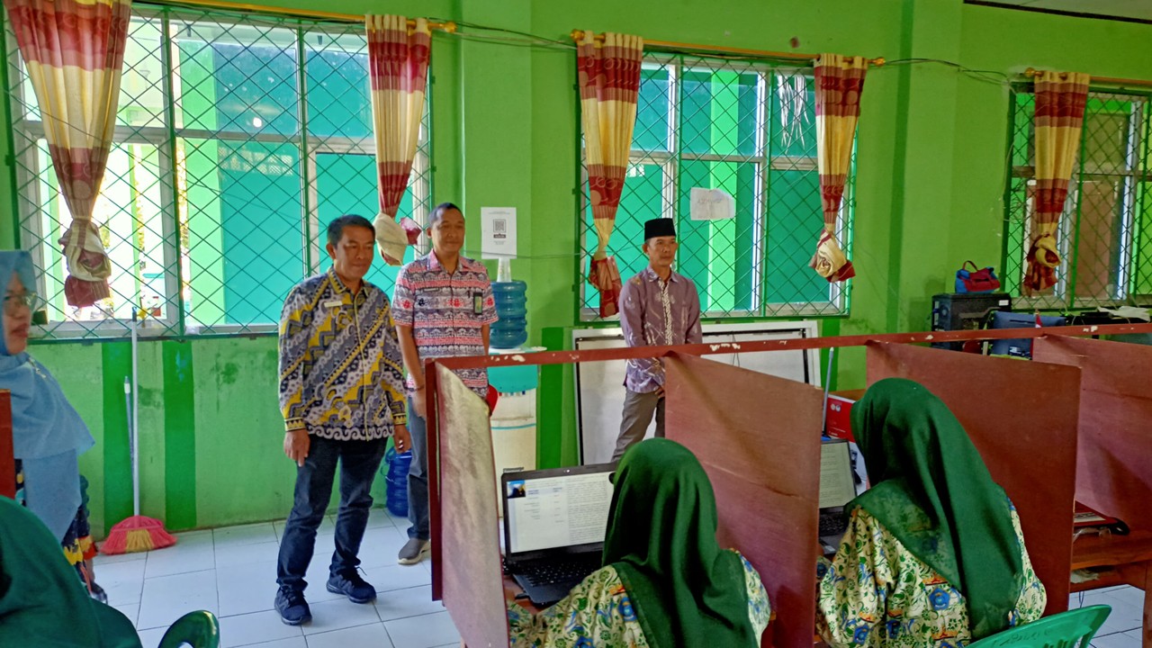 Kasi Penmad Kemenag Tanggamus Tinjau Langsung Pelaksanaan ANBK MA 2025 di MAN 1 Tanggamus