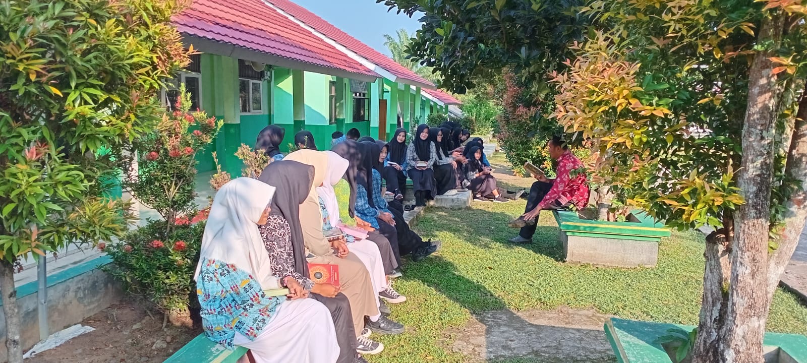 Pembelajaran Tahfiz di Bawah Pohon: Upaya MAN 1 Way Kanan Ciptakan Lingkungan Belajar Alami dan Nyaman