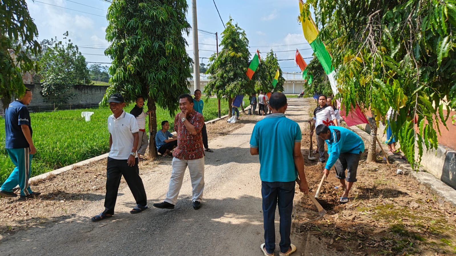 ASN Kemenag Pesawaran Gelar Gotong Royong Perbaikan Jalan Masuk Kantor