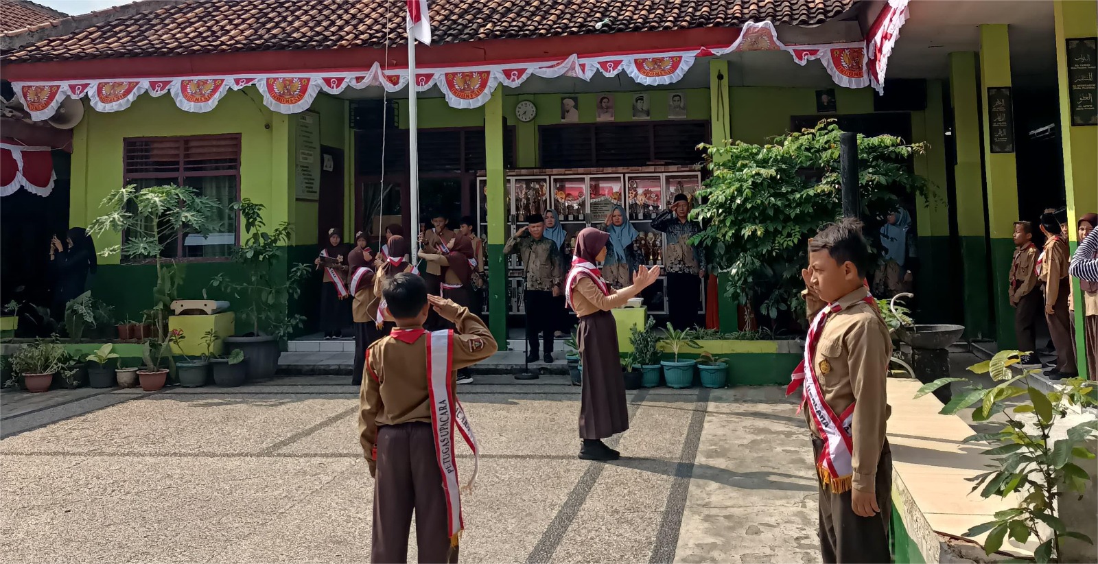 Pembina Upacara Penurunan Bendera, Hizbuddin Burmelli Ajak Belajar Sungguh-sungguh Sebagai Bekal Masa Depan