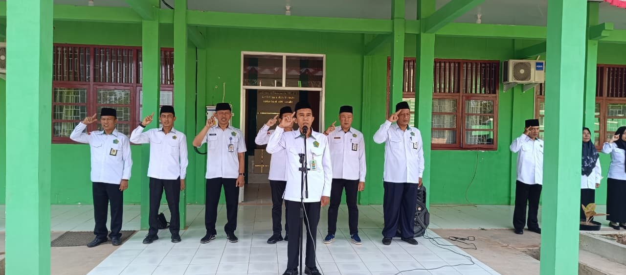 Kepala KUA Negeri Agung Pimpin Apel Senin Pagi, Ingatkan Jaga Kerukunan dan Syukuri Kemerdekaan