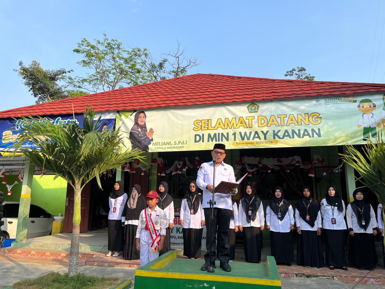 Kepala kemenag Kabupaten Way Kanan Pimpin Upacara Bendera di MIN 1 Way Kanan
