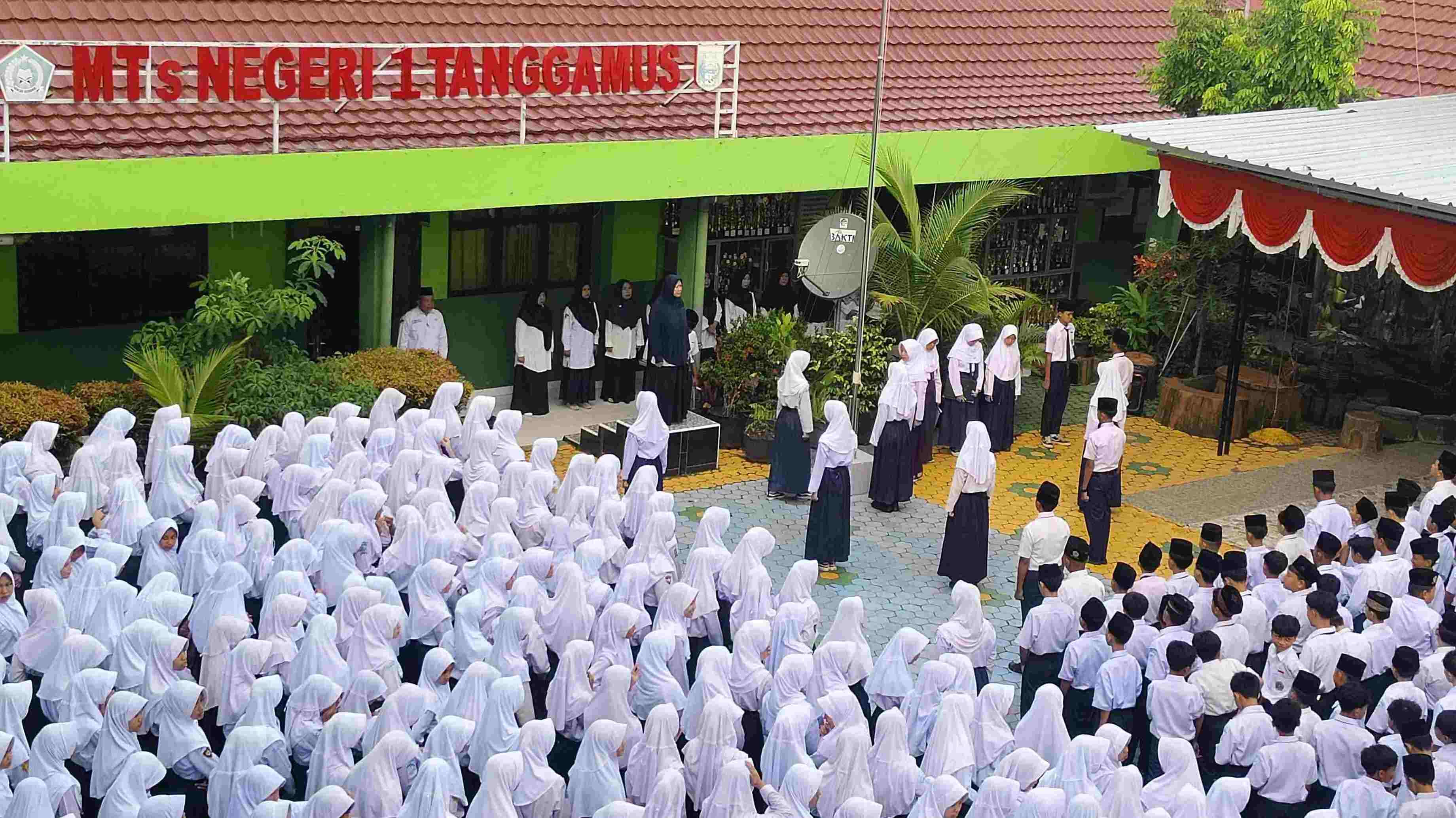 Asih Kurniasari Tekankan Disiplin dan Prestasi dalam Upacara Bendera Senin Pagi di MTsN 1 Tanggamus