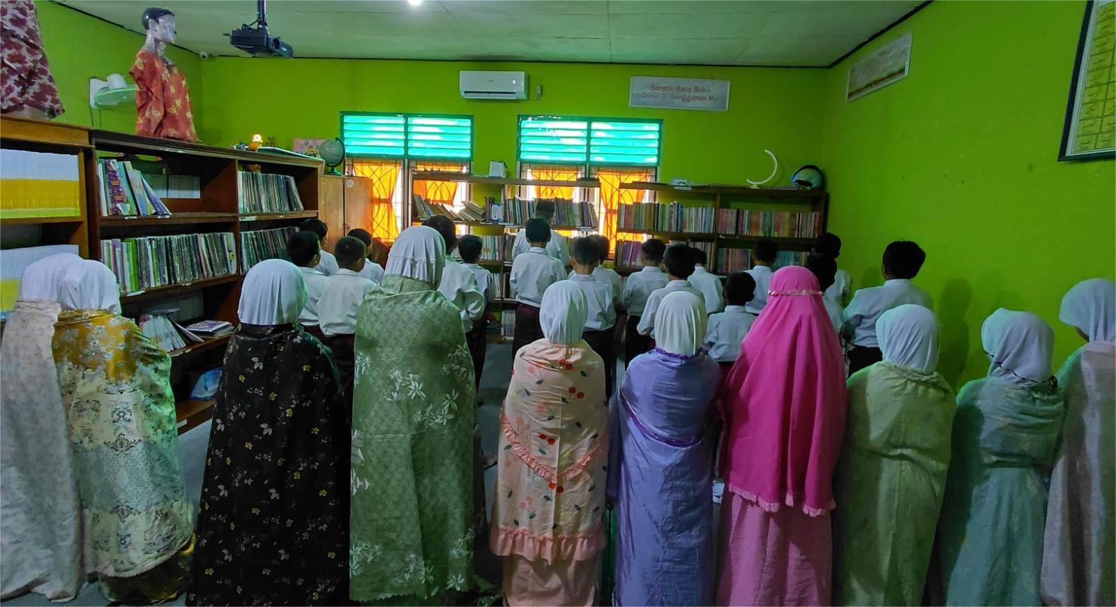 Kegiatan Sholat Ashar Berjamaah Kelas 4C Dengan Imam Hizbuddin Burmelli Perkuat Karakter Anak Melalui Sholat Berjamaah