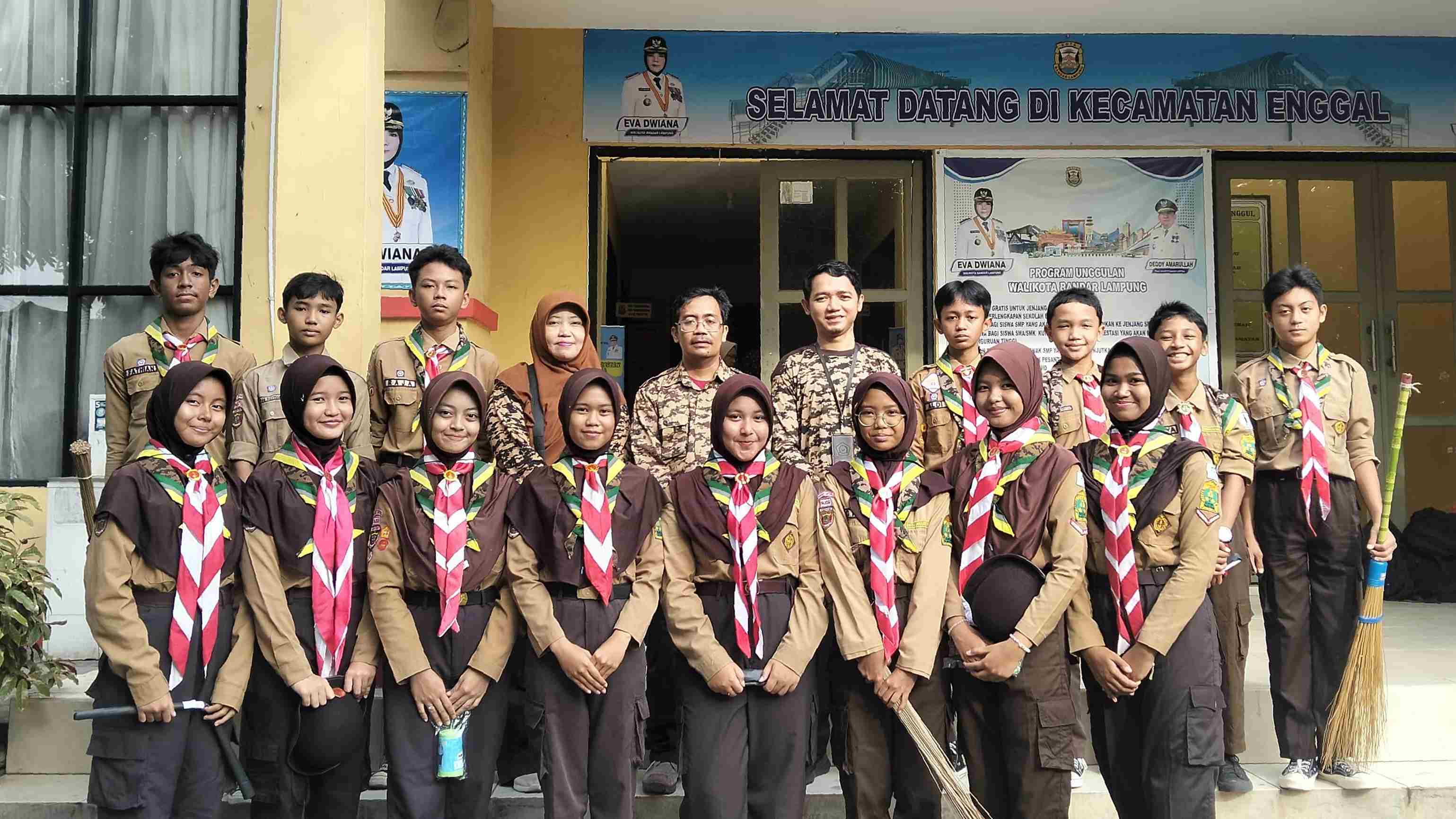 MTsN 1 Bandar Lampung Ikut Sukseskan Bhakti Bersih-Bersih Hari Pramuka di Kecamatan Enggal