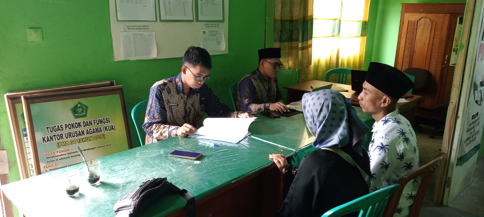 Penghulu KUA Negeri Besar dan CPNS Penghulu Teliti Dokumen Nikah Calon Pengantin untuk Pastikan Keabsahan