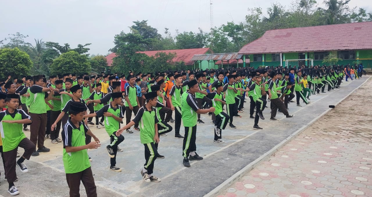 Semangat Pagi! MTsN 2 Way Kanan Gelar Senam Bersama untuk Sehat dan Ceria