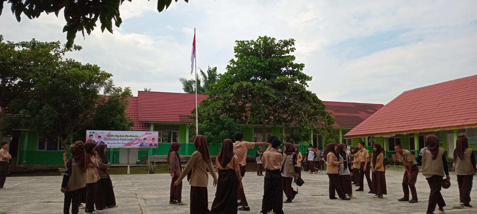 Latihan Intensif Pramuka MAN 1 Way Kanan Jelang HUT RI ke-80: Wujud Pembinaan Karakter Disiplin dan Cinta Tanah Air