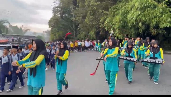 MAN 1 Lampung Barat Meriahkan Jalan Sehat Kerukunan HUT ke-80 RI