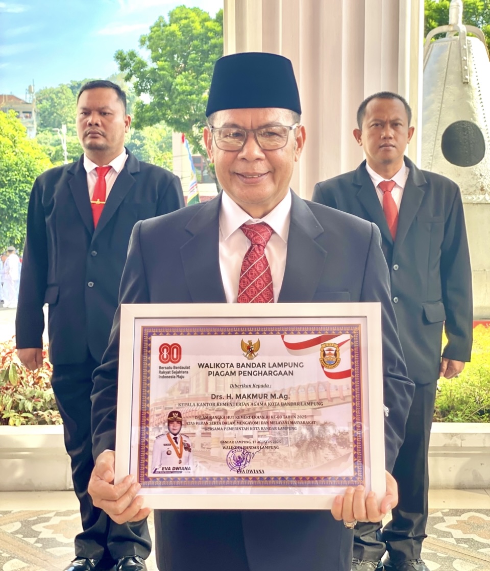 Kepala Kemenag Kota Bandar Lampung Terima Penghargaan dari Wali Kota atas Dedikasi dan Pengabdian