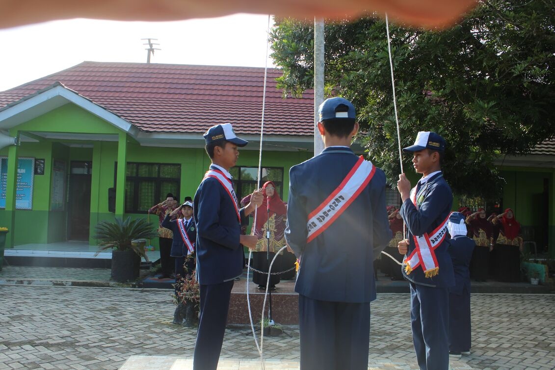 Khidmat dan Patriotik, Upacara HUT RI ke-80 di MTsN 1 Lampung Barat Penuhi Lapangan Madrasah