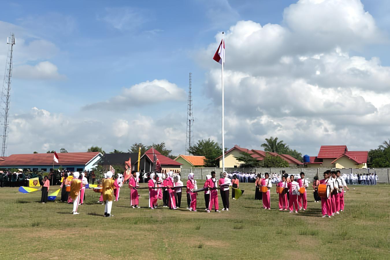 Upacara HUT RI di Tegal Mukti Meriah dengan Drumband MTsN 2 Way Kanan Kampus 2
