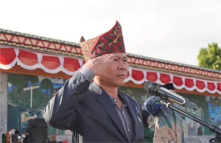 Paskibra MIN 1 Bandar Lampung Kibarkan Bendera di Makam Pahlawan