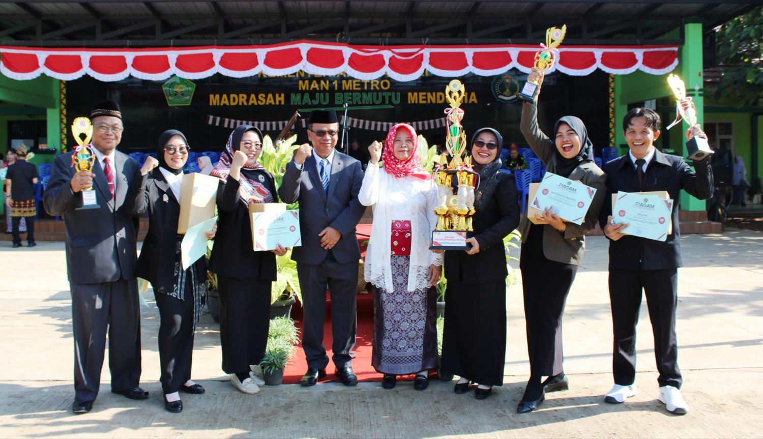 MAN 1 Metro Menjadi Juara Umum Perlombaan HUT RI Ke - 80 di Kemenag Kota Metro