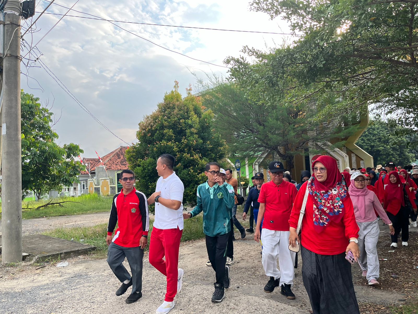 Kepala MIN1 Way Kanan ikuti Jalan Sehat Kerukunan Memeriahkan HUT RI Ke-80 di Kemenag Kabupaten Way Kanan