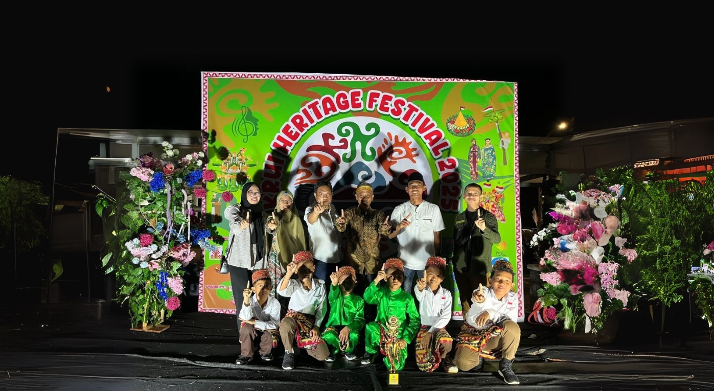 Gemilang di Krui Heritage! MIN 1 Pesisir Barat Raih Juara Pertama Pawai Budaya HUT ke-80 RI