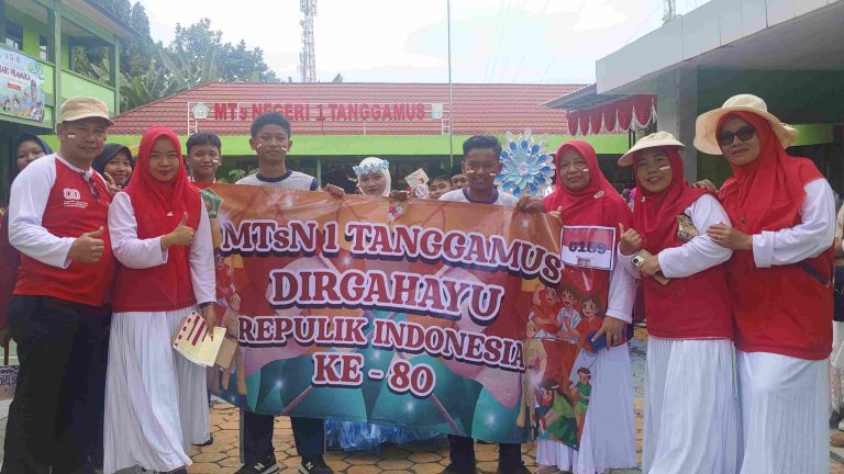 Semarak HUT ke-80 RI, MTsN 1 Tanggamus Hadirkan Kreativitas Siswa dalam Karnaval Kotaagung 2025