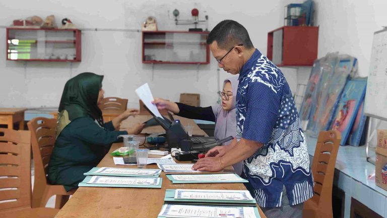 Kedua Penyerahan Ijazah MTsN 1 Tanggamus: Antusias Alumni, Suasana Penuh Haru