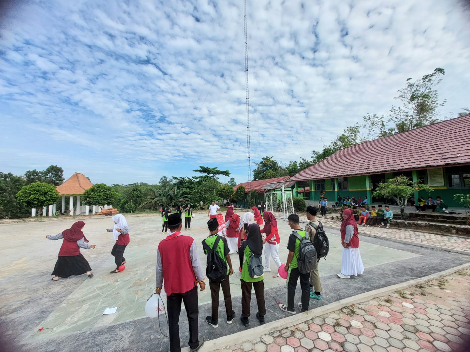 Guru MTsN 2 Way Kanan Antusias Ikuti Lomba HUT ke-80 RI